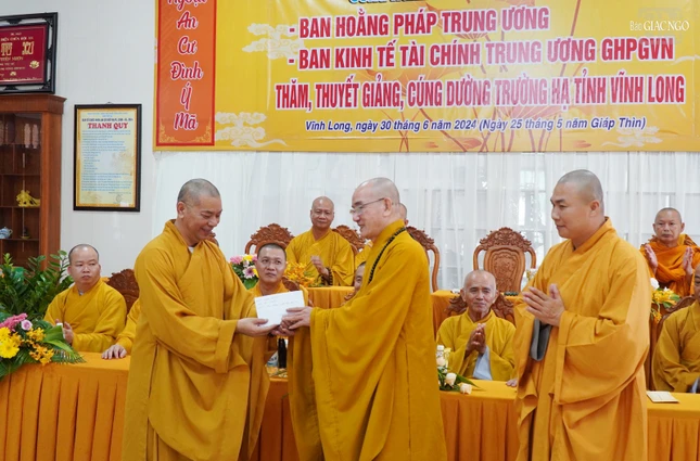 Trao cúng dường trường hạ Hội An, H.Vũng Liêm, tỉnh Vĩnh Long