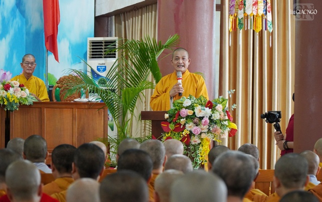 Đại đức Thích Lệ Duyên báo cáo tóm tắt công tác tổ chức khóa An cư kiết hạ tại tỉnh Long An