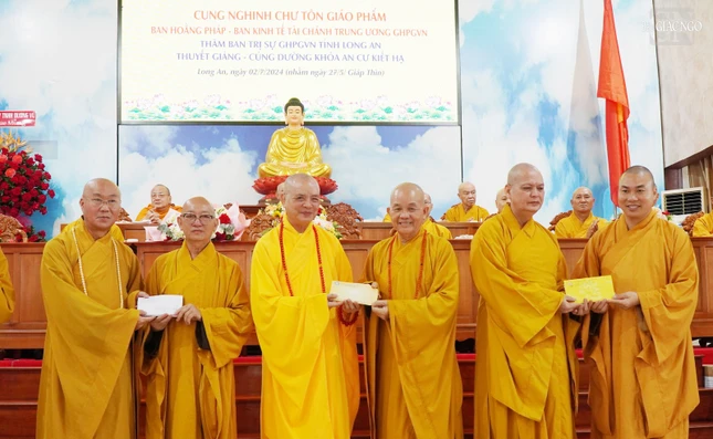 Trao cúng dường đến trường hạ tại tỉnh Long An