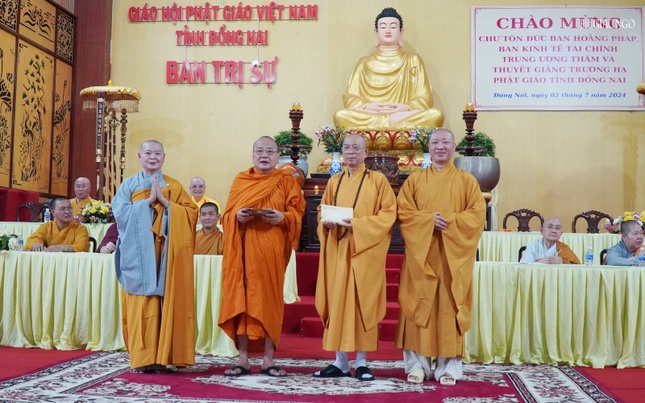 Đoàn trao cúng dường đến trường hạ tại Đồng Nai