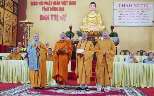 Đoàn trao cúng dường đến trường hạ tại Đồng Nai