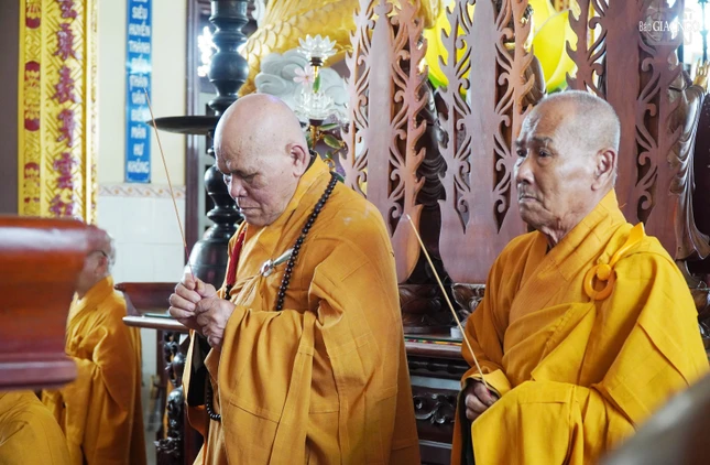 Chư tôn đức chứng minh niêm hương lễ Phật