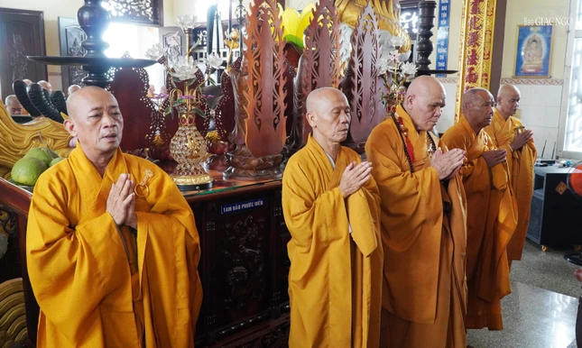 Thành kính đảnh lễ Tam bảo