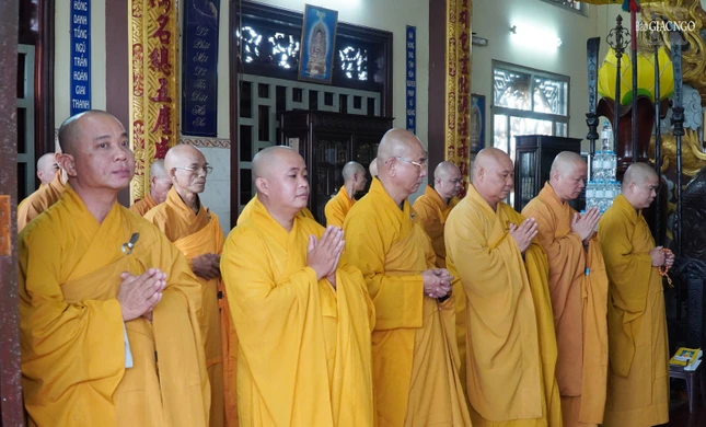 Chư Tăng tham dự lễ Bố-tát