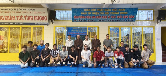 Có 15 học viên là các em được giáo dưỡng tại cơ sở và người dân ở khu phố tham gia lớp học Có 15 học viên là các em được giáo dưỡng tại cơ sở và người dân ở khu phố tham gia lớp học