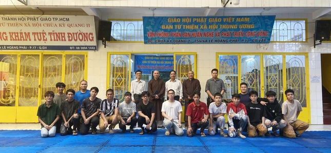 Có 15 học viên là các em được giáo dưỡng tại cơ sở và người dân ở khu phố tham gia lớp học