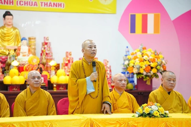 Thượng tọa Thích Quảng Truyền, Ủy viên Hội đồng Trị sự, Trưởng ban Trị sự GHPGVN tỉnh Lạng Sơn phát biểu chào mừng và báo cáo về an cư tại chùa Thành