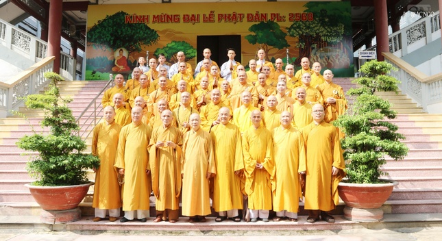 Chư tôn đức Ban Hoằng pháp T.Ư và Ban Kinh tế - Tài chính T.Ư chụp ảnh lưu niệm tại trường hạ thiền viện Quảng Đức