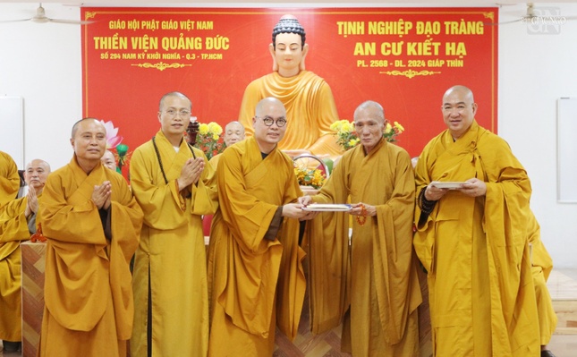 Chư tôn đức Ban Kinh tế - Tài chính T.Ư trao cúng dường trường hạ thiền viện Quảng Đức đến Hòa thượng Thích Huệ Trí, Phó Chủ tịch Hội đồng Trị sự đại diện tiếp nhận