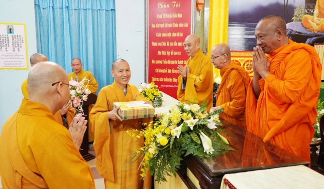 Ban Trị sự GHPGVN TP.HCM trao cúng dường đến trường hạ Vạn Thọ, Q.1