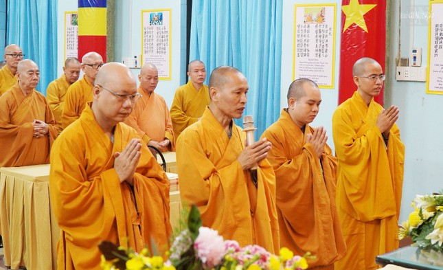 Thượng tọa Thích Minh Quang phát biểu tri ân