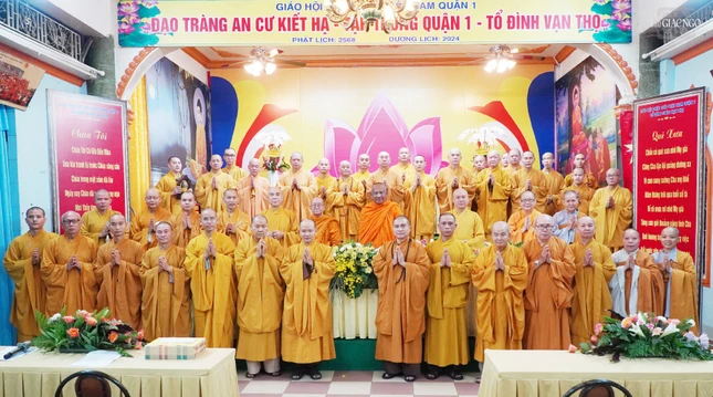 Lưu niệm cùng đoàn Ban Trị sự GHPGVN TP.HCM