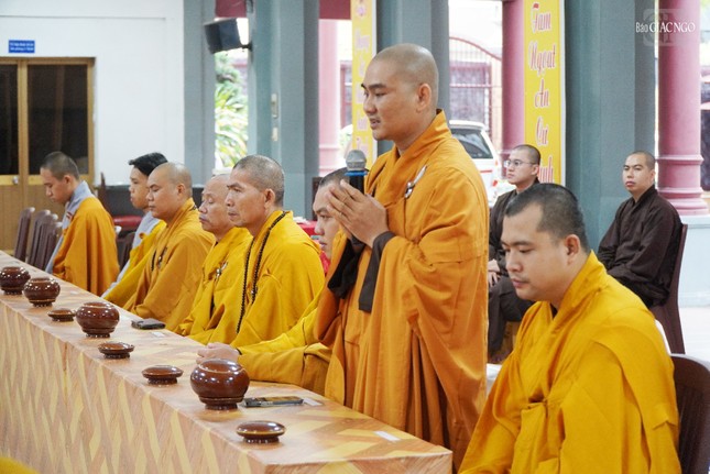 Đại đức Thích Pháp Trí báo cáo thời khóa an cư trường hạ