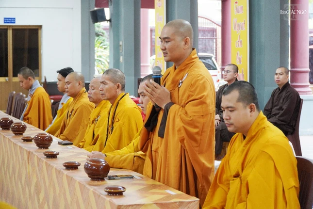 Đại đức Thích Pháp Trí báo cáo thời khóa an cư trường hạ