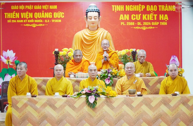 Hòa thượng Minh Giác đạo từ sách tấn đến chư Tăng trẻ