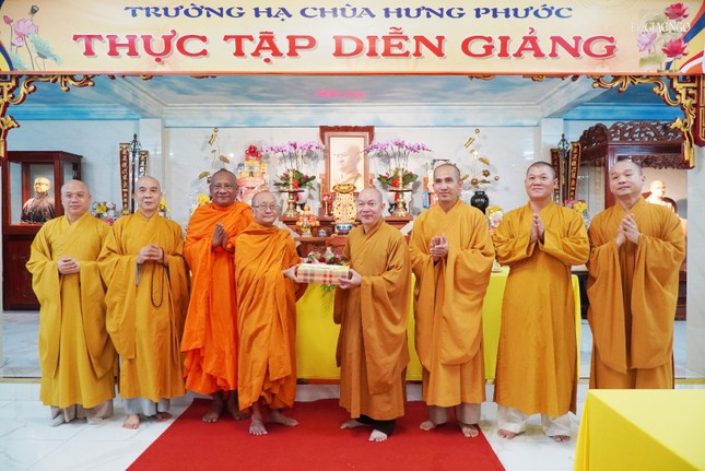 Trao cúng dường trường hạ chùa Hưng Phước