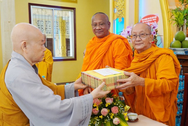 Trao cúng dường trường hạ chùa Từ Nghiêm đến Ni trưởng Thích nữ Như Xuân