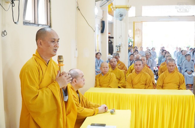 Thượng tọa Thích Thiện Chơn báo cáo về an cư tại trường hạ