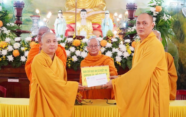Trao cúng dường trường hạ Phật Đà