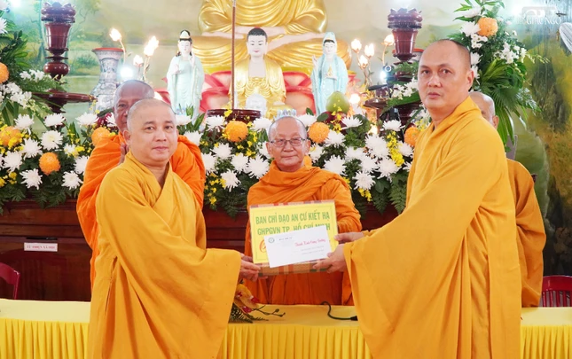 Trao cúng dường trường hạ Phật Đà