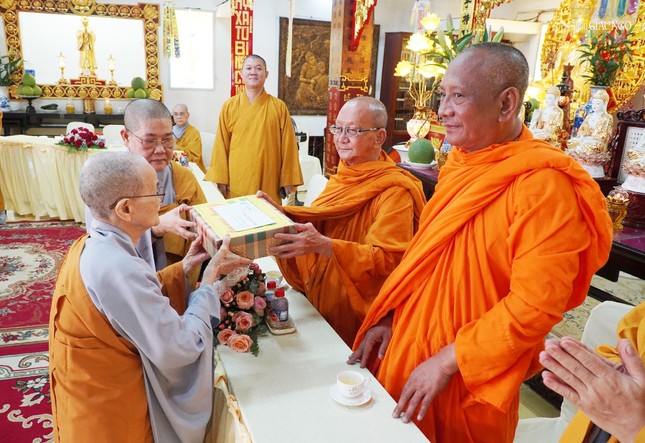 Trao cúng dường trường hạ Phước Hòa