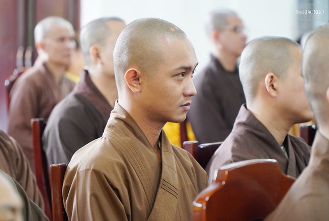 Chăm chú lắng nghe