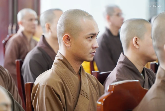 Chăm chú lắng nghe