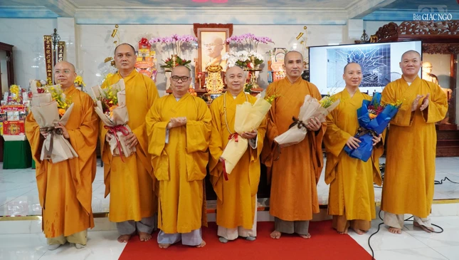 Trao hoa tri ân đến 5 vị Ban Giám khảo vòng chung kết