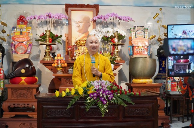 Thượng tọa Thích Lệ Thọ, Chánh chủ khảo Hội thi diễn giảng vòng chung kết cấp quận nhận xét các phần thi của thí sinh