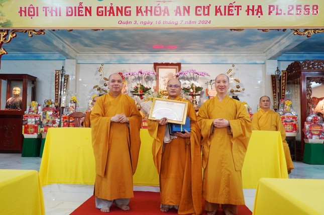 Thượng tọa Thích Thiện Tài và Đại đức Thích Nguyên Các trao giải khuyến khích đến Đại đức Thích Thiên Khánh