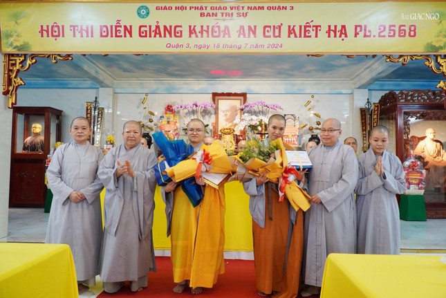 Chư Ni trao hoa chúc mừng đến 2 thí sinh tại trường hạ Phước Hòa