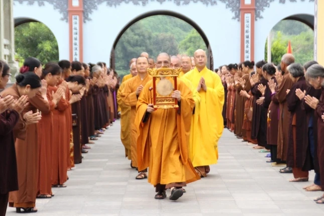 Đoàn đến tỉnh Yên Bái thăm, cúng dường trường hạ Đoàn đến tỉnh Yên Bái thăm, cúng dường trường hạ