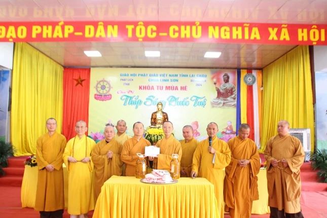 Đoàn trao cúng dường tại trường chùa Linh Sơn (tỉnh Lai Châu) Đoàn trao cúng dường tại trường chùa Linh Sơn (tỉnh Lai Châu)