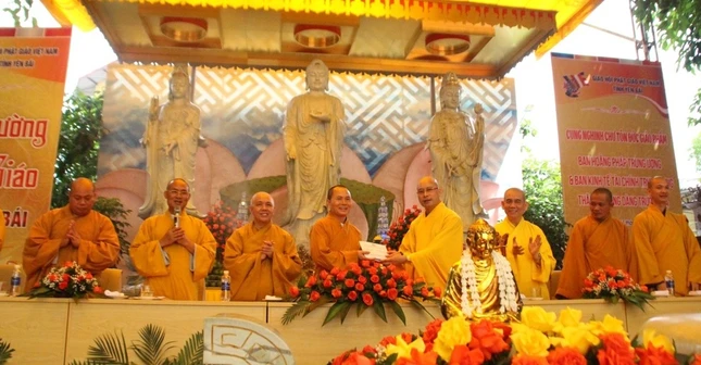 Thượng tọa Thích Minh Thuận trao tịnh tài đến hạ trường tại Yên Bái Thượng tọa Thích Minh Thuận trao tịnh tài đến hạ trường tại Yên Bái