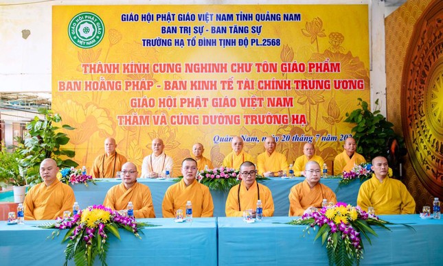 Chiều 20-7, tại tổ đình Tịnh Độ (TP.Tam Kỳ), đoàn Ban Hoằng pháp T.Ư và Ban Kinh tế - Tài chính T.Ư đã đến thăm, thuyết giảng và cúng dường trường hạ tỉnh Quảng Nam - Ảnh: Ban TT-TT Phật giáo Quảng Nam
