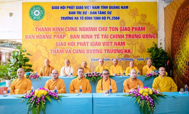 Chiều 20-7, tại tổ đình Tịnh Độ (TP.Tam Kỳ), đoàn Ban Hoằng pháp T.Ư và Ban Kinh tế - Tài chính T.Ư đã đến thăm, thuyết giảng và cúng dường trường hạ tỉnh Quảng Nam - Ảnh: Ban TT-TT Phật giáo Quảng Nam