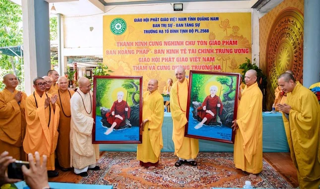 Hòa thượng Thích Phước Minh, Trưởng ban Trị sự kiêm Trưởng ban Tăng sự Phật giáo tỉnh Quảng Nam thay mặt đạo tràng tặng món quà tri ân đến Ban Hoằng pháp T.Ư, Ban Kinh tế - Tài chính T.Ư - Ảnh: Ban TT-TT Phật giáo Quảng Nam