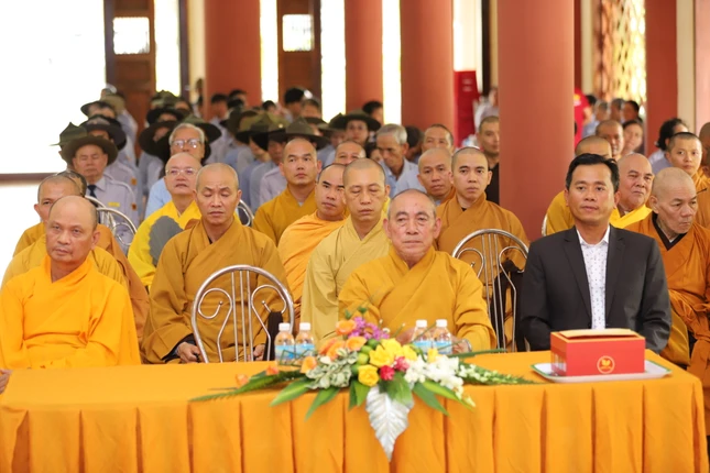 Chiều 22-7, đoàn Ban Hoằng pháp T.Ư và Ban Kinh tế - Tài chính T.Ư đến trường hạ tổ đình Bảo Tịnh thăm, cúng dường hành giả an cư tại tỉnh Phú Yên - Ảnh: Ban TT-TT Phật giáo tỉnh Phú Yên