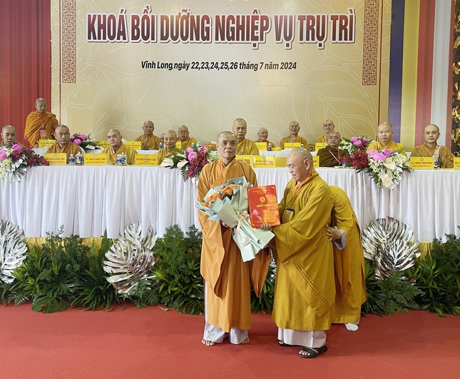 Trưởng lão Hòa thượng Thích Thiện Pháp trao quyết định của Hội đồng Trị sự đến Thượng tọa Thích Thiện Trí đảm nhiệm Phó ban Thường trực Ban Trị sự GHPGVN tỉnh Vĩnh Long Trưởng lão Hòa thượng Thích Thiện Pháp trao quyết định của Hội đồng Trị sự đến Thượng tọa Thích Thiện Trí đảm nhiệm Phó ban Thường trực Ban Trị sự GHPGVN tỉnh Vĩnh Long