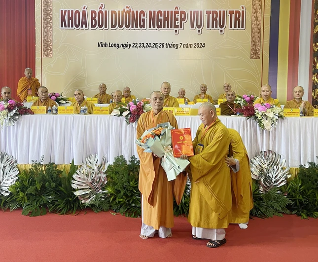 Trưởng lão Hòa thượng Thích Thiện Pháp trao quyết định của Hội đồng Trị sự đến Thượng tọa Thích Thiện Trí đảm nhiệm Phó ban Thường trực Ban Trị sự GHPGVN tỉnh Vĩnh Long