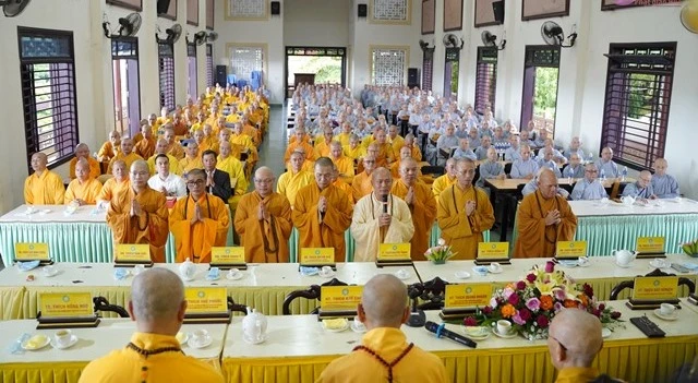 Đoàn Ban Hoằng pháp T.Ư và Ban Kinh tế - Tài chính T.Ư tác bạch cúng dường - Ảnh: Anh Quốc