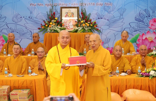 Thượng tọa Thích Đồng Ngộ, Phó Thường trực Ban Kinh tế - Tài chính T.Ư trao cúng dường đến hành giả an cư tại tỉnh Phú Yên - Ảnh: Ban TT-TT Phật giáo tỉnh Phú Yên