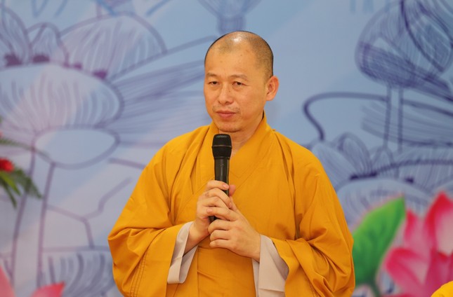 Thượng tọa Thích Minh Nhẫn, Phó ban kiêm Chánh Thư ký Ban Hoằng pháp T.Ư phát biểu tại buổi thăm hành giả an cư tại Phú Yên - Ảnh: Ban TT - TT Phật giáo tỉnh Phú Yên