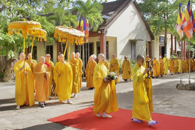 Sáng 22-7, tại tu viện Nguyên Thiều, tỉnh Bình Định, đoàn Ban Hoằng pháp T.Ư và Ban Kinh tế - Tài chính T.Ư thăm, cúng dường chư hành giả an cư tại tỉnh Bình Định - Ảnh: Ban TT-TT Phật giáo Bình Định