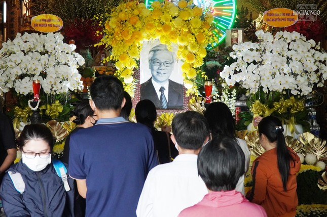 Các bạn trẻ đến chùa Vĩnh Nghiêm tưởng niệm, tri ân những đóng góp của Tổng Bí thư Nguyễn Phú Trọng đối với nhân dân, với đất nước