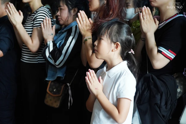 Em theo gia đình đến chùa Vĩnh Nghiêm tưởng niệm Tổng Bí thư Nguyễn Phú Trọng