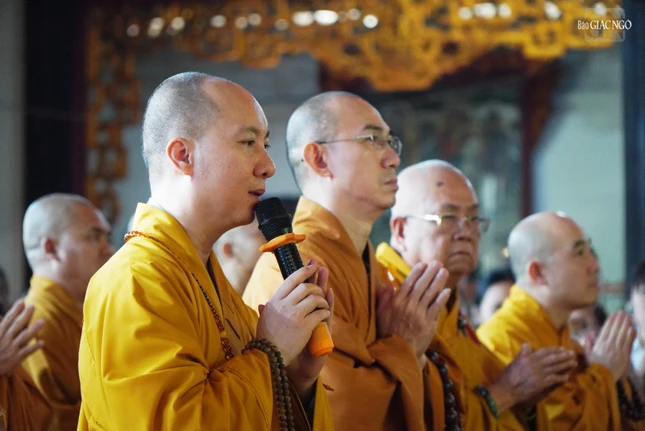 Chư Tăng chùa Vĩnh Nghiêm trong khóa lễ tượng niệm sáng nay, 25-7