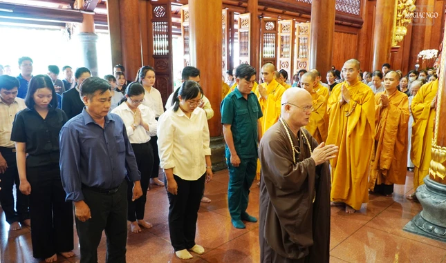 Chư Tăng tu viện Vĩnh Nghiêm, chính quyền P.Hiệp Thành thành kính trong khóa lễ tưởng niệm