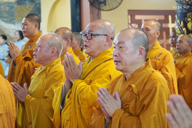 Thượng tọa Thích Thiện Bửu, Trưởng ban Trị sự GHPGVN Q.3 cùng chư Tăng quận trong khóa lễ tưởng niệm Tổng Bí thư Nguyễn Phú Trọng