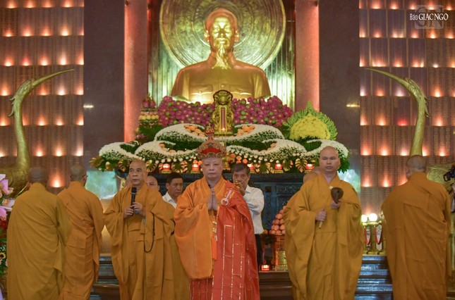 Hòa thượng Thích Lệ Trang làm Gia trì sư